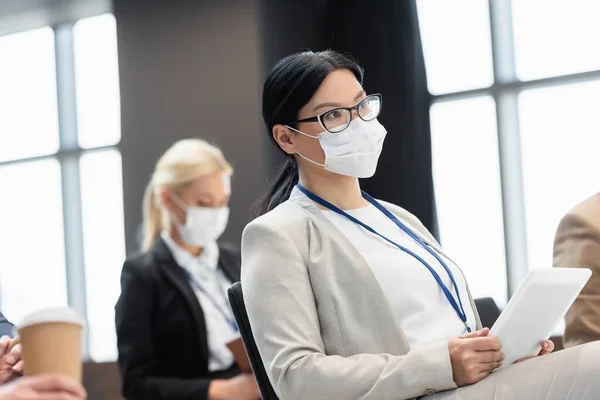 Asiático Mujer Negocios Médico Máscara Celebración Digital Tableta Durante Seminario —  Fotos de Stock