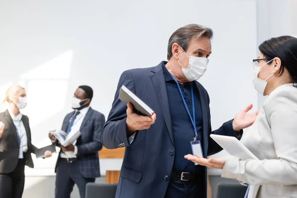 Mogen Affärsman Medicinsk Mask Pratar Med Asiatisk Kollega Konferensen — Stockfoto