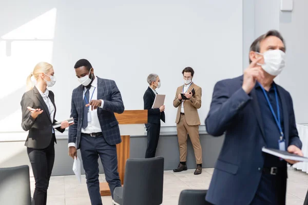 Colegas Negócios Inter Raciais Máscaras Médicas Falando Apontando Com Dedos — Fotografia de Stock