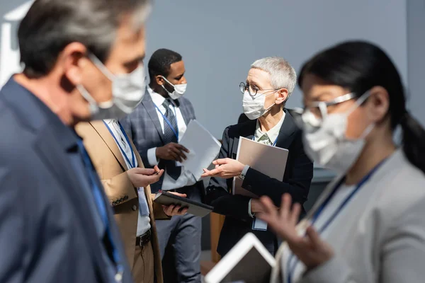 미성숙 사업가 의료용 마스크를 아프리카 미국인 사업가가 불분명 인종간의 동료들 — 스톡 사진
