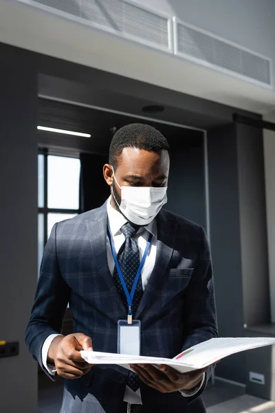 Africano Americano Hombre Negocios Médico Máscara Celebración Carpeta Con Documentos — Foto de Stock