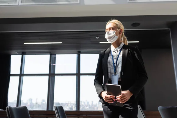 Rubia Mujer Negocios Máscara Médica Pie Con Portátil Sala Conferencias — Foto de Stock