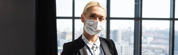 Blond Kvinna Medicinsk Mask Tittar Kameran Kontoret Banner — Stockfoto