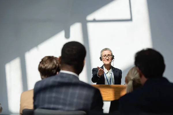 Retrospectiva Los Empresarios Cerca Conferenciante Señalando Con Mano Durante Seminario — Foto de Stock