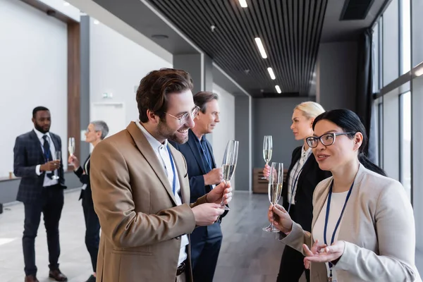 Aziatische Zakenvrouw Praten Met Jonge Collega Tijdens Conferentie — Stockfoto