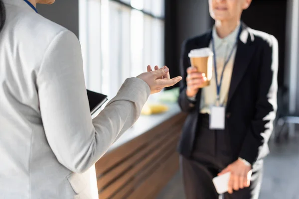 Cropped View Businesswoman Gesturing Middle Aged Colleague Blurred Background — Stock Photo, Image