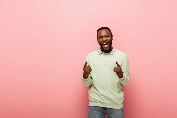 Positieve Afro Amerikaanse Man Wijzend Met Vingers Roze Achtergrond — Stockfoto