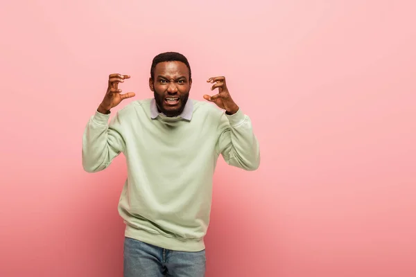 Agressivo Homem Americano Africano Olhando Para Câmera Fundo Rosa — Fotografia de Stock