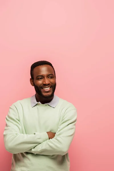 Sonriente Hombre Afroamericano Con Los Brazos Cruzados Mirando Cámara Aislada — Foto de Stock