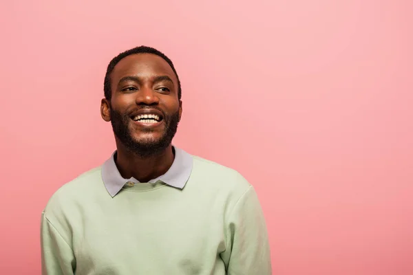 Sonriente Hombre Afroamericano Mirando Hacia Otro Lado Aislado Rosa —  Fotos de Stock