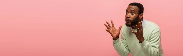 Shocked African American Man Looking Away Isolated Pink Banner — Stock Photo, Image