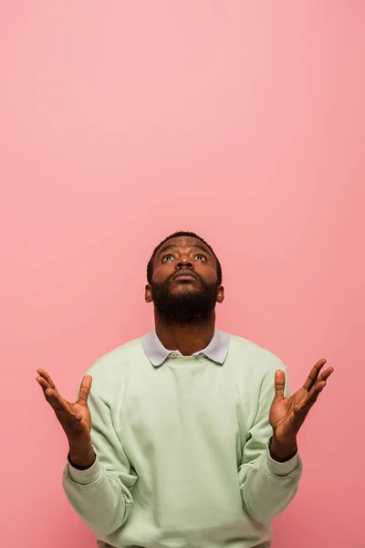 Hombre Afroamericano Mirando Hacia Arriba Aislado Rosa Con Espacio Copia — Foto de Stock