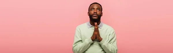 Africano Americano Com Mãos Orando Olhando Para Cima Isolado Rosa — Fotografia de Stock