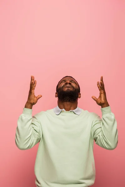 Homme Afro Américain Irrité Aux Yeux Fermés Isolé Sur Rose — Photo