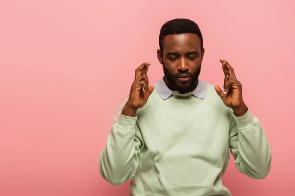 Afro Amerikaanse Man Met Gekruiste Vingers Geïsoleerd Roze — Stockfoto