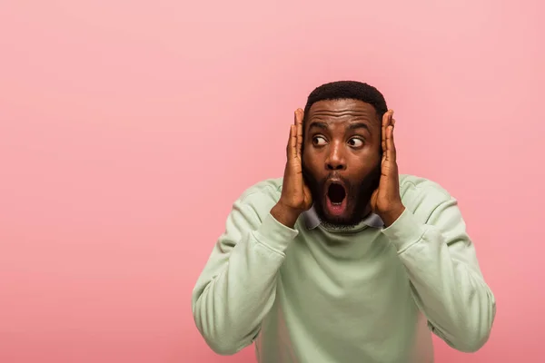 Impresionado Hombre Afroamericano Mirando Hacia Otro Lado Aislado Rosa — Foto de Stock