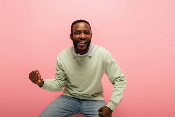 Lächelnder Afroamerikaner Zeigt Geste Isoliert Auf Rosa — Stockfoto