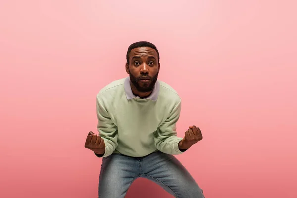 Hombre Afroamericano Mostrando Gesto Sobre Fondo Rosa —  Fotos de Stock