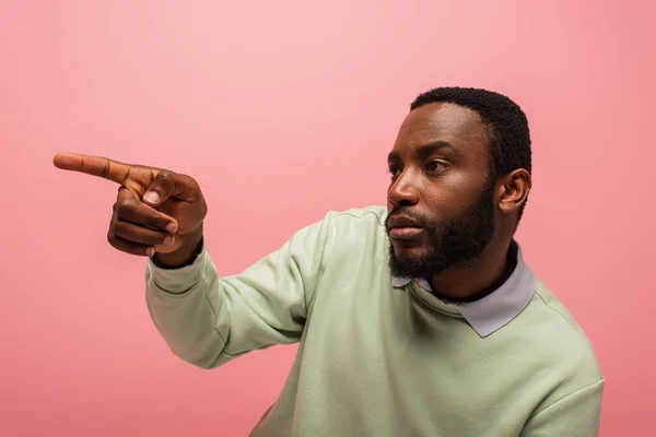 Hombre Afroamericano Señalando Con Dedo Mirando Hacia Otro Lado Aislado — Foto de Stock