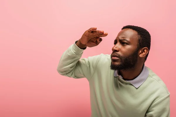 Hombre Afroamericano Jersey Mirando Hacia Otro Lado Aislado Rosa —  Fotos de Stock