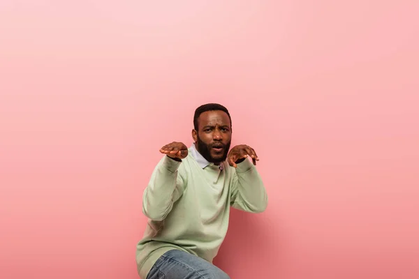 Young African American Man Gesturing Pink Background — Stock Photo, Image