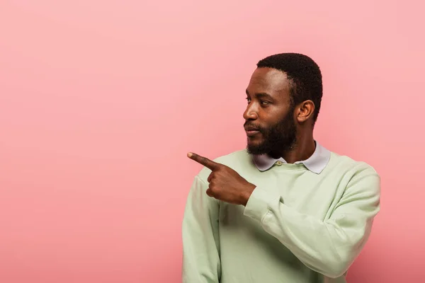 Afro Amerikaanse Man Jumper Wijzend Weg Met Vinger Geïsoleerd Roze — Stockfoto