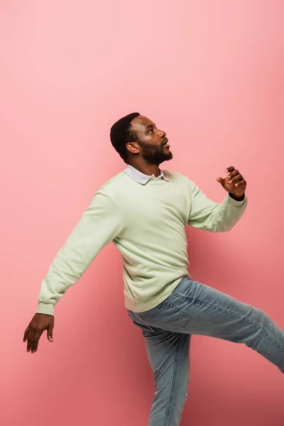 Бічний Вид Афроамериканського Чоловіка Який Ходить Рожевому Фоні — стокове фото