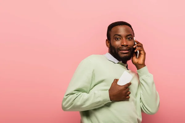 Asustado Hombre Afroamericano Hablando Teléfono Inteligente Aislado Rosa — Foto de Stock