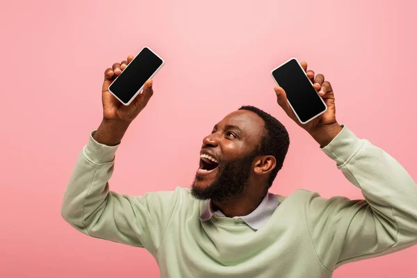 Hombre Afroamericano Feliz Mirando Teléfono Inteligente Con Pantalla Blanco Aislado —  Fotos de Stock