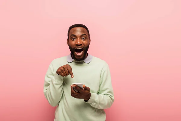 Excited African American Man Pointing Smartphone Isolated Pink — Stock Photo, Image