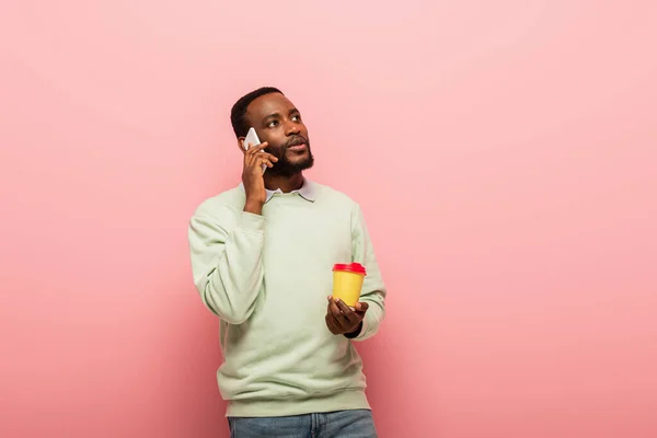 Afrikai Amerikai Férfi Beszél Mobiltelefon Gazdaság Kávé Menni Rózsaszín Háttér — Stock Fotó