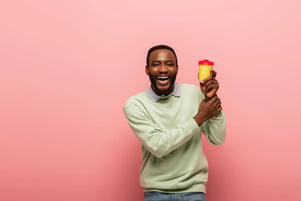 Gelukkig Afrikaanse Amerikaanse Man Met Koffie Gaan Roze Achtergrond — Stockfoto