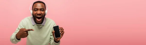 Afro Amerikaanse Man Hoofdtelefoon Gericht Smartphone Met Blanco Scherm Geïsoleerd — Stockfoto