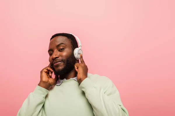 Glimlachende Afro Amerikaanse Man Hoofdtelefoon Zoek Naar Camera Geïsoleerd Roze — Stockfoto