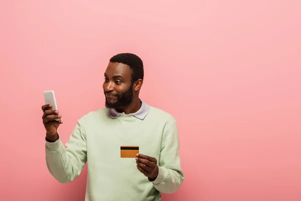 Bărbat Afro American Smartphone Card Credit Fundal Roz — Fotografie, imagine de stoc