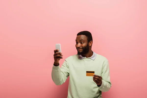 Sonriendo Hombre Afroamericano Utilizando Teléfono Móvil Celebración Tarjeta Crédito Fondo — Foto de Stock