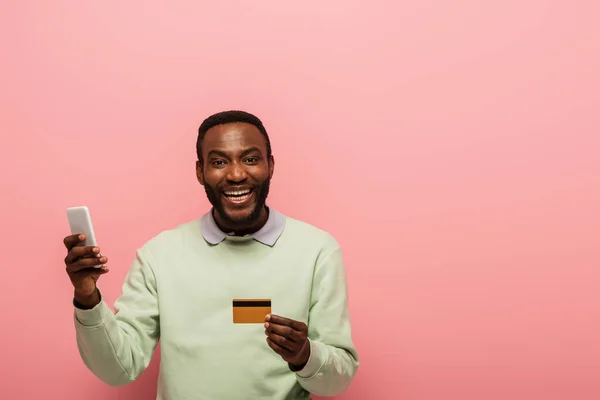 African American Man Smiling Camera While Holding Smartphone Credit Card — Stock Photo, Image