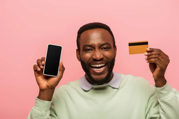 Positieve Afro Amerikaanse Man Met Smartphone Creditcard Geïsoleerd Roze — Stockfoto