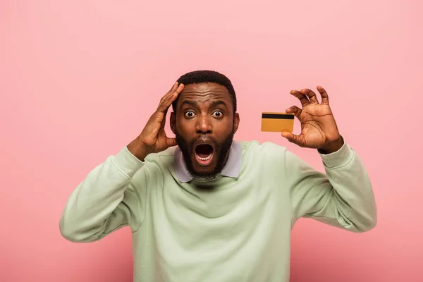 Shocked African American Man Touching Head While Holding Credit Card — Stock Photo, Image