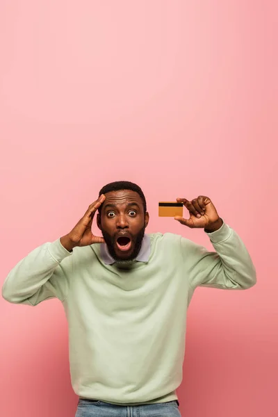 Emocionado Afroamericano Hombre Sosteniendo Tarjeta Crédito Tocando Cabeza Aislado Rosa — Foto de Stock