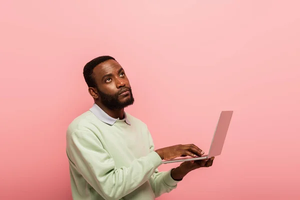 Hombre Afroamericano Reflexivo Mirando Hacia Otro Lado Mientras Utiliza Ordenador — Foto de Stock