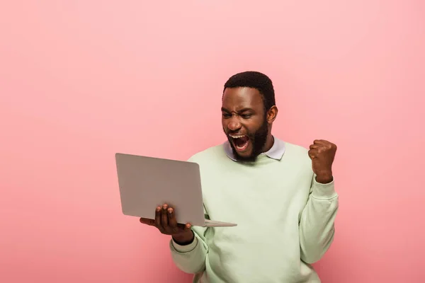 Ενθουσιασμένοι Αφροαμερικανός Άνδρας Φορητό Υπολογιστή Δείχνει Κερδίσει Χειρονομία Και Φωνάζοντας — Φωτογραφία Αρχείου
