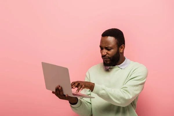 Displeased African American Man Using Laptop Isolated Pink — Stock Photo, Image