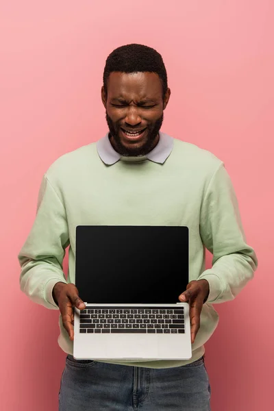 Расстроен Африканский Американец Показывает Ноутбук Чистым Экраном Розовом Фоне — стоковое фото