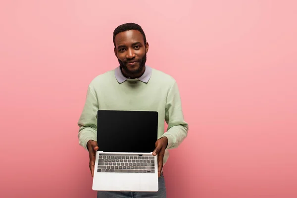 Χαμογελαστός Αφροαμερικανός Άνδρας Κρατώντας Φορητό Υπολογιστή Λευκή Οθόνη Ροζ Φόντο — Φωτογραφία Αρχείου
