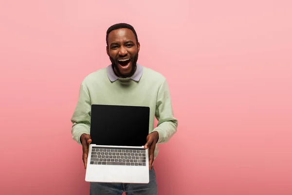 Erstaunt Afrikanisch Amerikanischer Mann Zeigt Laptop Mit Leerem Bildschirm Auf — Stockfoto