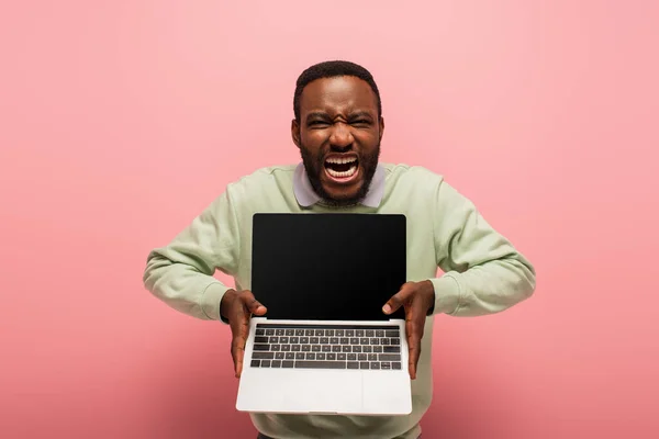 Begeistert Afrikanisch Amerikanischer Mann Mit Offenem Mund Zeigt Laptop Mit — Stockfoto