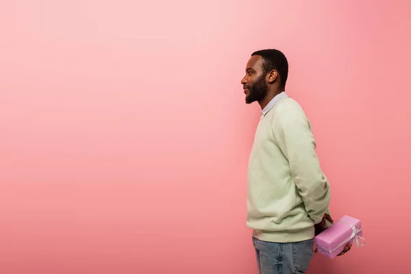 Sida Syn Ung Afrikansk Amerikansk Man Håller Närvarande Bakom Ryggen — Stockfoto