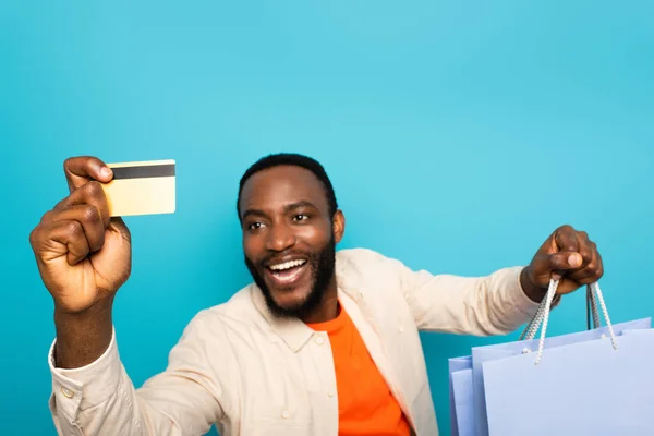 Vrolijk Afrikaans Amerikaanse Man Met Winkeltassen Tonen Credit Card Geïsoleerd — Stockfoto