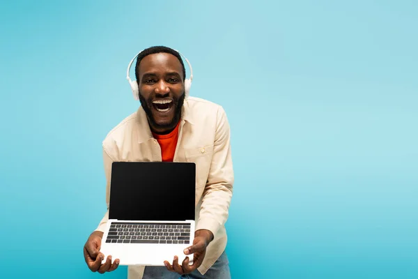 Amazed African American Man Headphones Showing Laptop Blank Screen Isolated — Stock Photo, Image